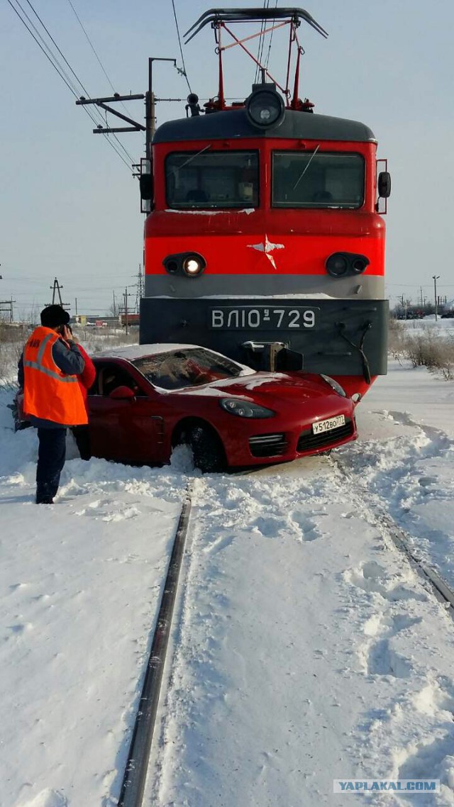 В Тольятти поезд протаранил элитный Porsche Panamera