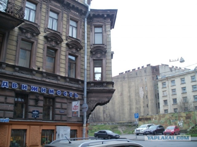 В  Ленинграде городе, у семи углов