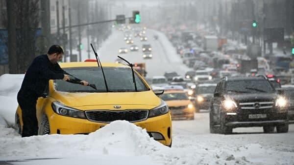 На завышенные в несколько раз тарифы такси в снегопад пожаловались в ФАС