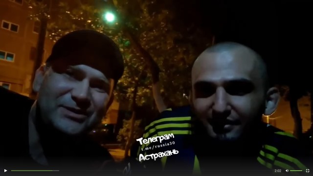 В Астрахани бородатый любитель чупа-чупс выпрыгнул из машины не оплатив проезд за такси