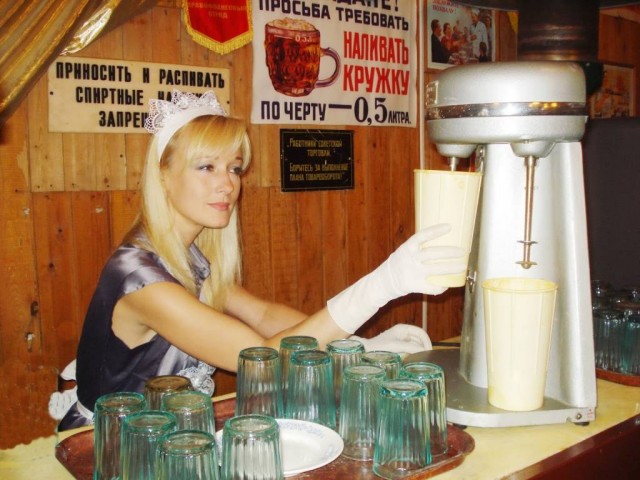 Мне, пожалуйста, кружку коктейля