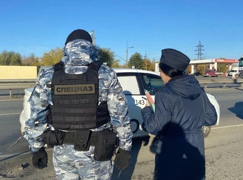 «Останавливают всех и куда-то уводят»: на въезде в Челябинск массово проверяют водителей