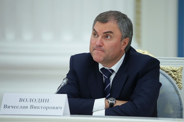 Капитализм по российски - на фоне избытка молока производители молочной продукции его не покупают и продолжают завышать цены