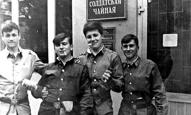 Мы бежали со всех ног: кто - в «чапок», а кто - в «чепок»… Помните, как это было в советской армии?