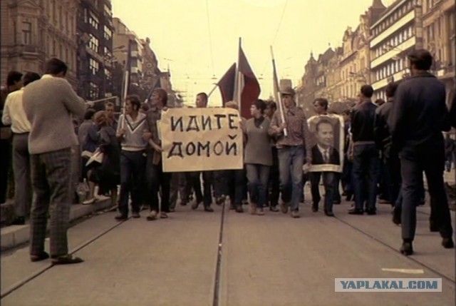 В Москве женщина патриот отчитала подростка в ТЦ за то, что он был одет в худи цветов американского флага.