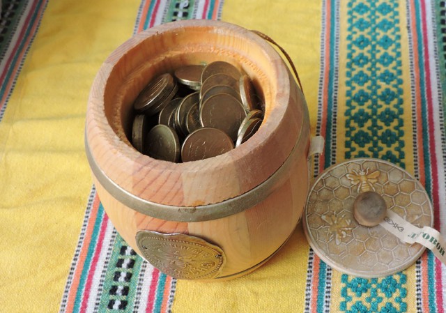 Доставать из копилки. Вскрыл копилку. Как открыть гипсовую копилку не разбивая. Как достать деньги из копилки. Открытие копилки с деньгами.