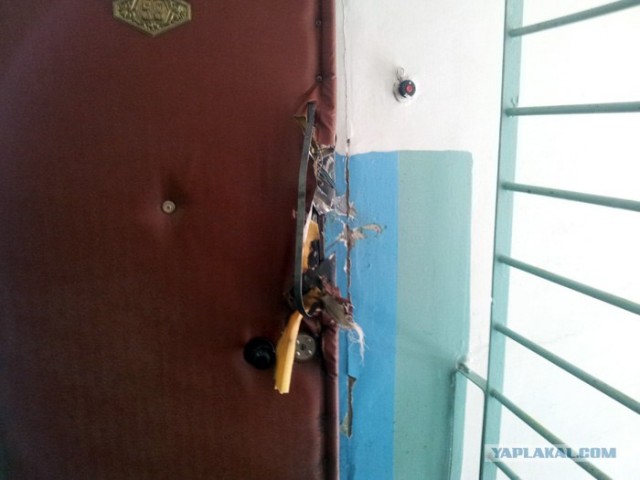 Вскрываем дверь пластиковой картой