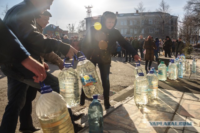 В Тайге жители принесли бутылки с водой на крыльцо администрации. Второй год в воде марганец и фенол превышает нормы.