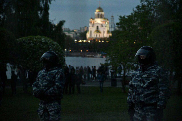 Житель Екатеринбурга попытался обойти полицейских по воде