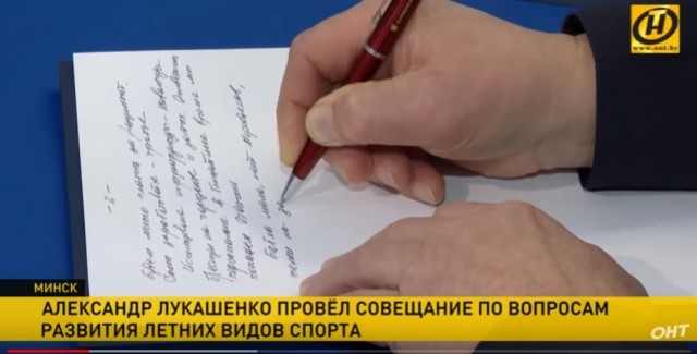 Лукашенко в свой юбилей собирает арбузы. И видно, что любит "дыньки"
