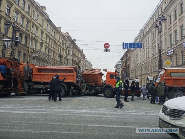 Местные жители пробираются через блокированный Невский по льду замерзшей реки.