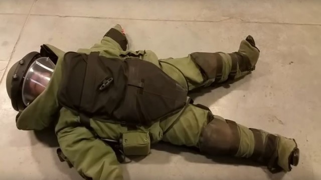 В Сети посмеялись над "детским" бронежилетом Зеленского