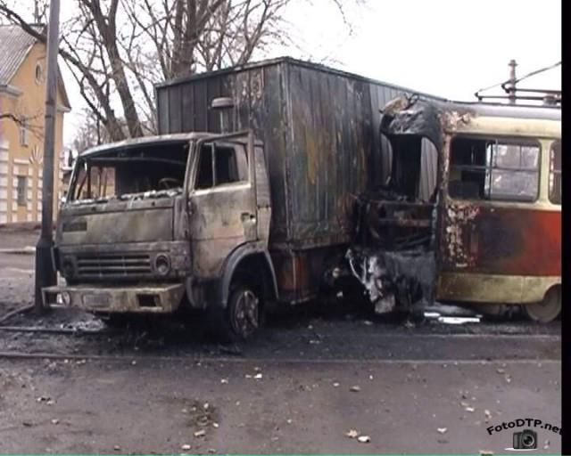 Трамвай тупо сносит бочину авто на повороте.