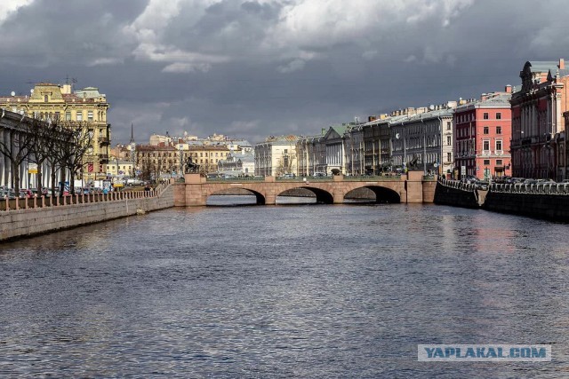 Из Фонтанки в Петербурге достали половину мужского туловища с ногами