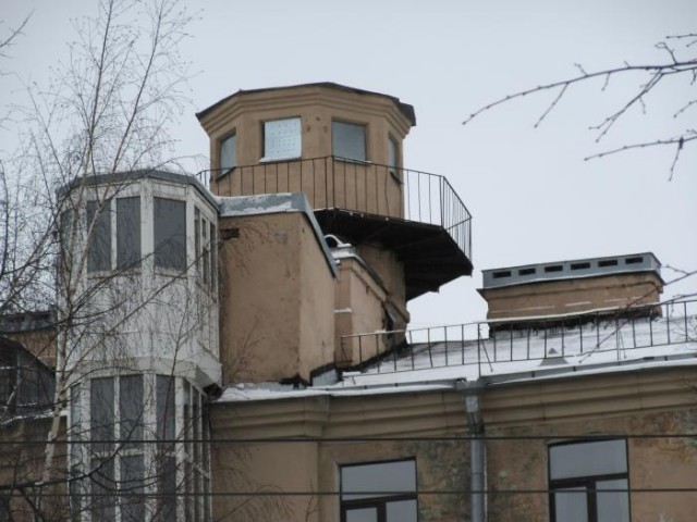 Зачем на крышах домов сталинской эпохи строили загадочные домики-башенки