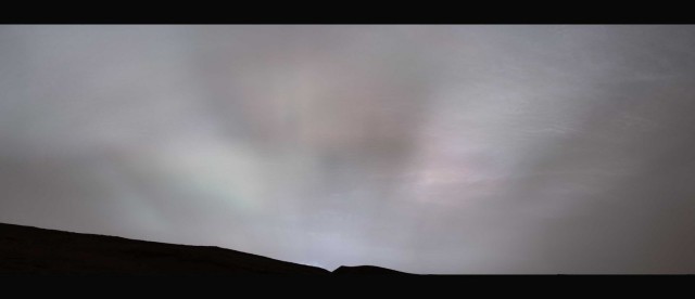 «Ослепительный закат» на Марсе: ровер-ветеран NASA Curiosity впервые запечатлел «солнечные лучи»