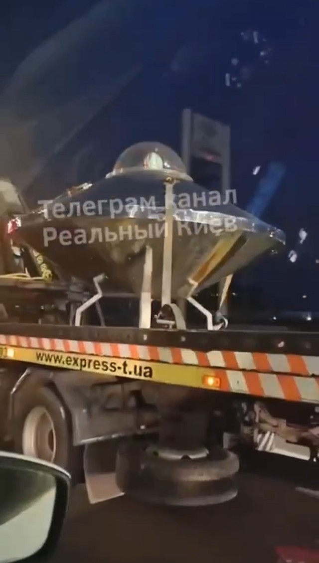 В небе над Киевом яркая вспышка. Возможно метеорит