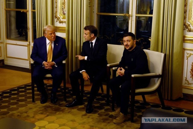 Трамп провел "силовой прием" во время рукопожатия с Макроном