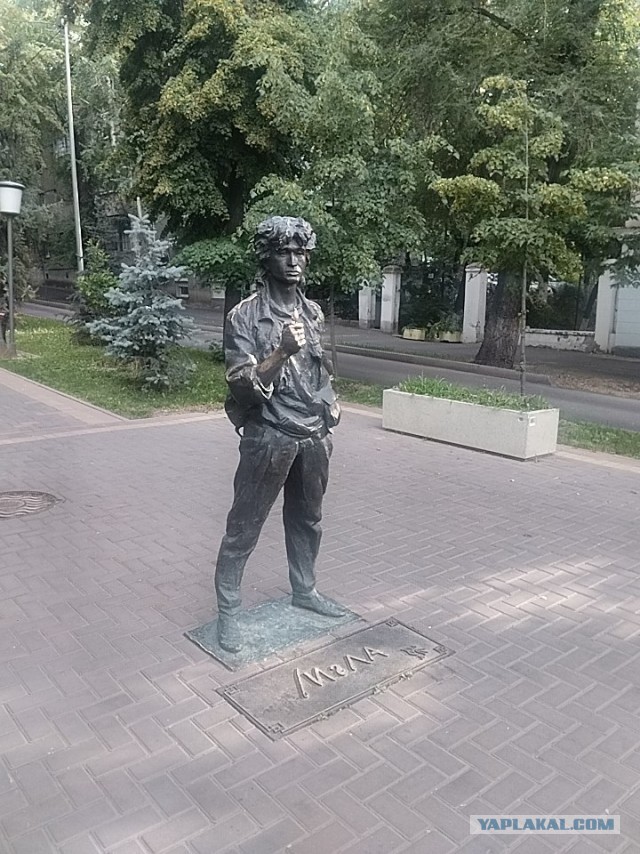 Стену Цоя на Арбате обновили ко дню его рождения