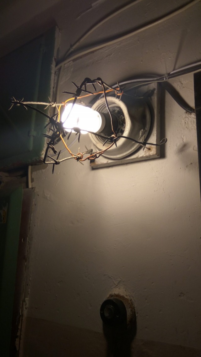 Выпьем, не чокаясь... за лампочку над парадной.