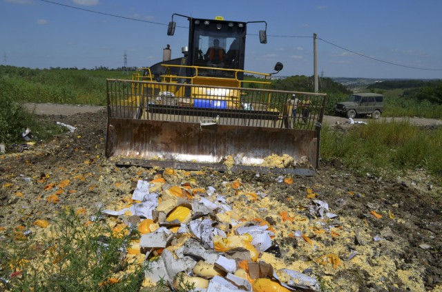 Смоляне на свалке спасают санкционные продукты