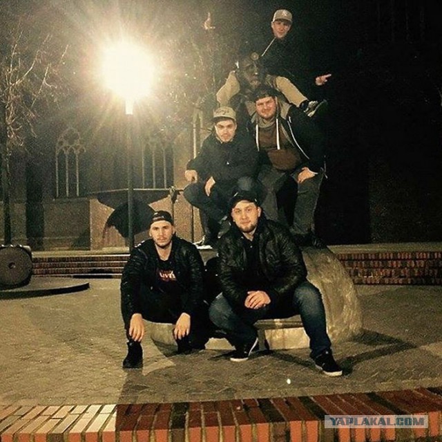 В Германии набирают популярность фотографии в «позе гопника»