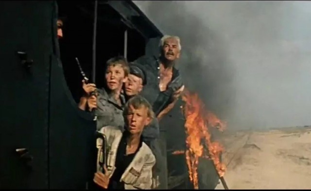 Паровоз выезжает из тоннеля