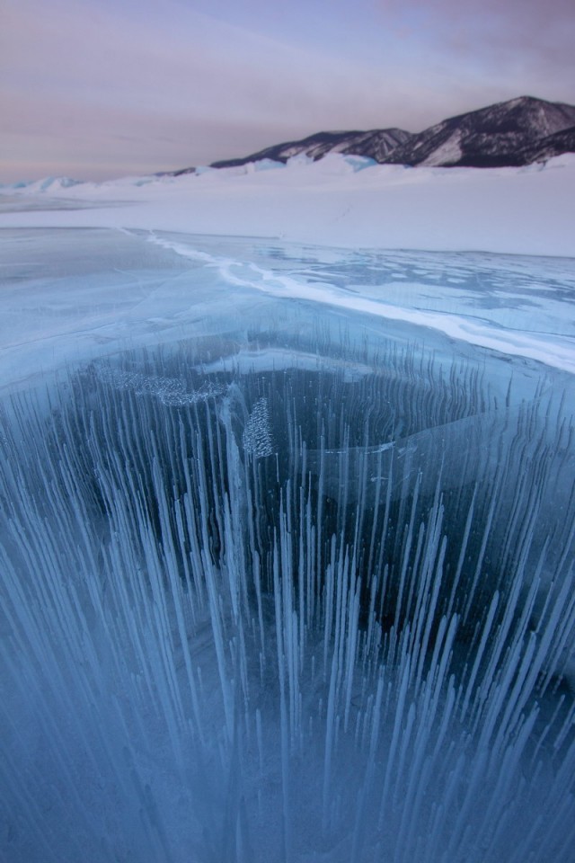 Двухметровая толща льда Байкала
