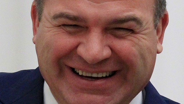 Золоченый унитаз, копия шапки Мономаха и нож со свастикой