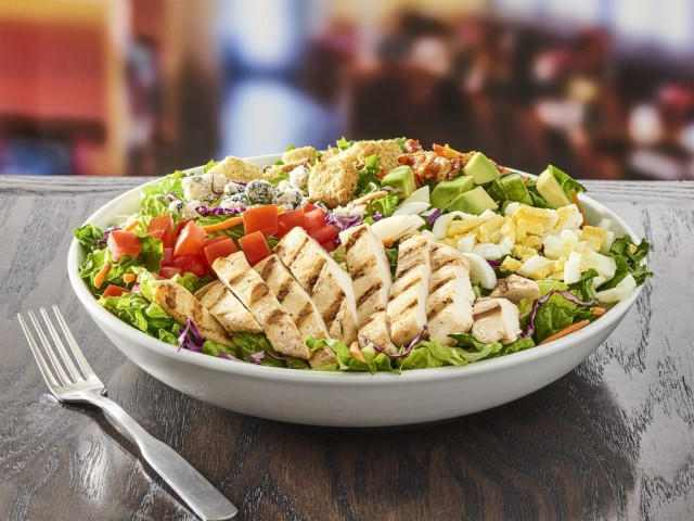 В американском негру подали салат со спермой. До этого он пожаловался на расовую дискриминацию