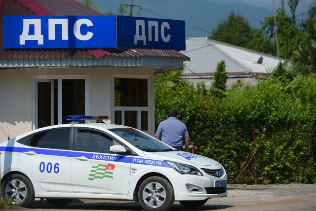 Новый глава МВД Абхазии Роберт Киут потребовал от сотрудников ГАИ не останавливать машины с российскими номерами без повода