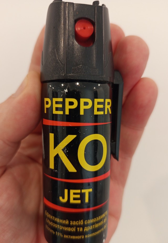Кто носит с собой балон перца?