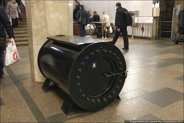 Странные черные контейнеры в метро