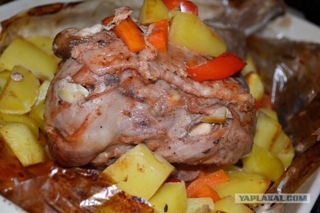 Голень индейки с овощами
