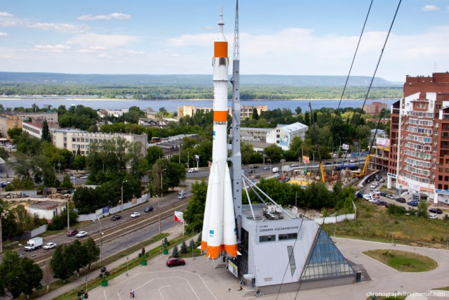 Самолет во дворе