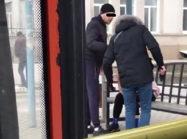В Белгороде два мужика вытащили парня из автобуса и избили за розовый цвет волос