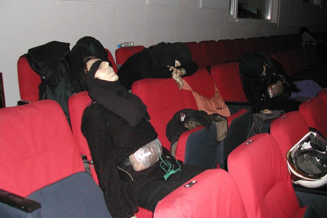 В Петербурге полицейский ударил женщину с ноги