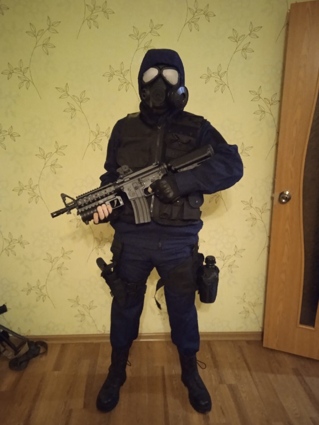В таком своеобразном костюме 17-летний Игорь сегодня пытался войти в школу 147 на Индустриальном проспекте в Петербурге