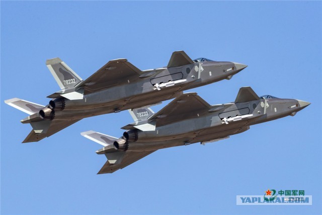 Одиночный пилотаж и эффектная посадка истребителя пятого поколения Су-57