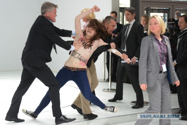 FEMEN показали Путину и Меркель голые груди:))