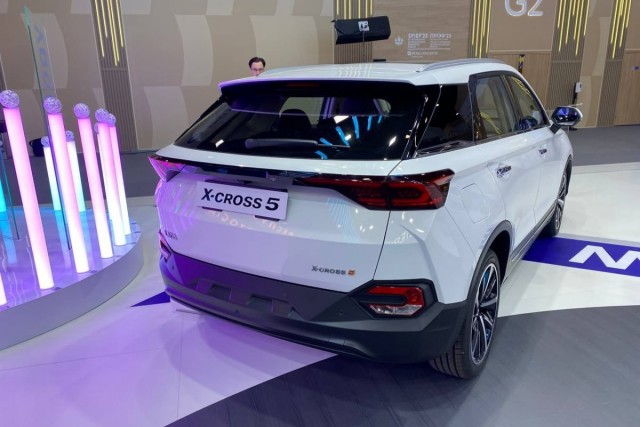 АвтоВАЗ показал на ПМЭФ свой новый кроссовер Lada X-Cross 5