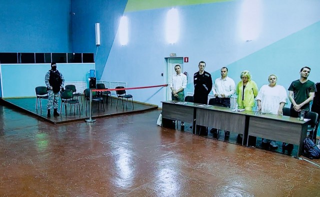 Алексея Навального приговорили к 19 годам особого режима по шести статьям об экстремизме