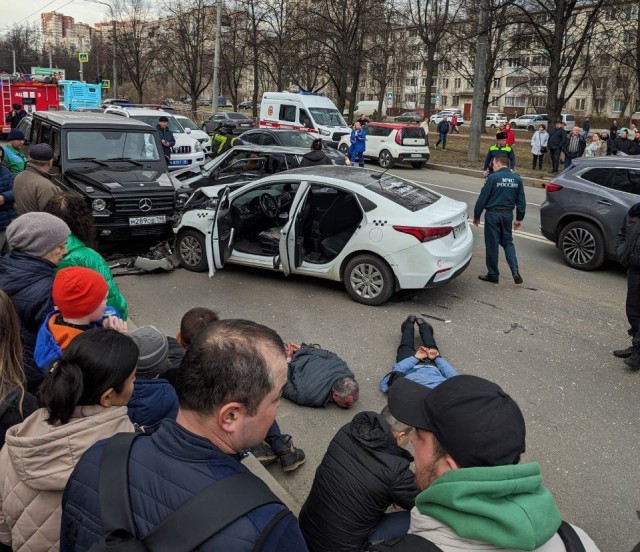 В Петербурге такси с нелегалами пыталось скрыться от полиции и влетело в Ладу и Гелендваген