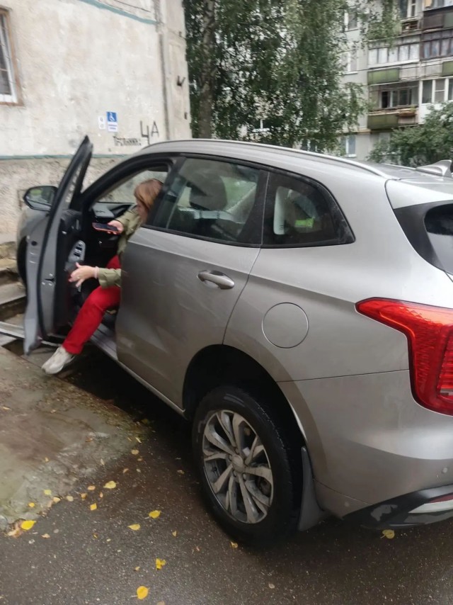 Женщина за рулем Хавала снесла забор и пандус