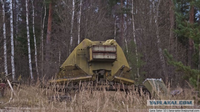 Вечный ремонт. Заброшенная военная техника.