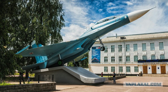 Когда говоришь, что у тебя есть МиГ-19, но он у бабушки в деревне...