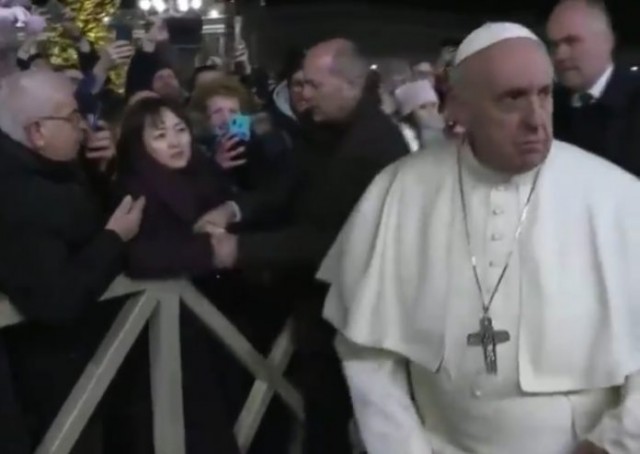 Папа Римский ударил женщину на праздновании в Ватикане
