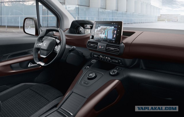 Огромный вэн Kia Carnival: в России от 2,6 млн рублей
