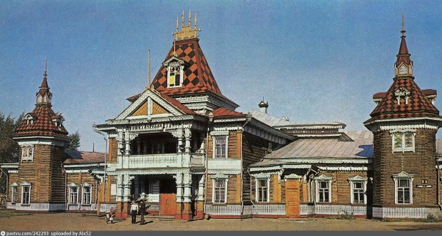 Из таёжного театра в посёлке Мотыгино уволили режиссёра, который собирал деньги на новый туалет для актёров и зрителей