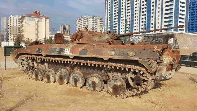 Выставка трофейной военной техники в Баку